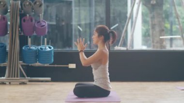Genç Asyalı sportif çekici insanlar eğitmenle yoga dersi alıyor. Fitness stüdyosunda sağlıklı yaşam tarzı uygulayan Asya 'lı bir grup kadın. Spor aktivitesi, jimnastik ya da bale dersi.