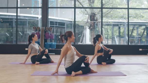 Jóvenes Asiáticos Deportistas Atractivos Practicando Clases Yoga Con Instructor Asia — Vídeos de Stock