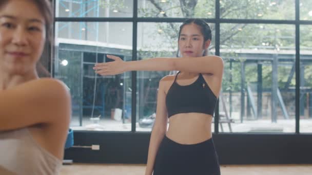 年轻有魅力的亚洲运动员和教练一起练习瑜伽 在健身室锻炼健康生活方式的亚洲妇女群体 体育活动 体操或芭蕾舞班 — 图库视频影像