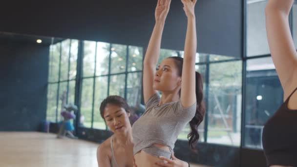 Jóvenes Deportistas Asiáticos Practicando Clases Yoga Con Instructor Asia Grupo — Vídeos de Stock