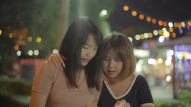 Turist Asyalı kız kardeş Bangkok, Tayland 'a doğru gidiyor. Haritaya bakarak cep telefonu kullanan genç bayan öğrenciler tatillerini geçirirken bir dönüm noktası bulurlar. Şehirde yaşam tarzı aile seyahati.
