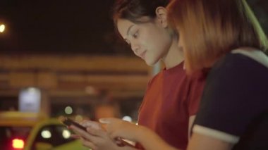 Turist Asyalı kız kardeş Bangkok, Tayland 'a doğru gidiyor. Haritaya bakarak cep telefonu kullanan genç bayan öğrenciler tatillerini geçirirken bir dönüm noktası bulurlar. Şehirde yaşam tarzı aile seyahati.