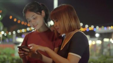 Turist Asyalı kız kardeş Bangkok, Tayland 'a doğru gidiyor. Haritaya bakarak cep telefonu kullanan genç bayan öğrenciler tatillerini geçirirken bir dönüm noktası bulurlar. Şehirde yaşam tarzı aile seyahati.