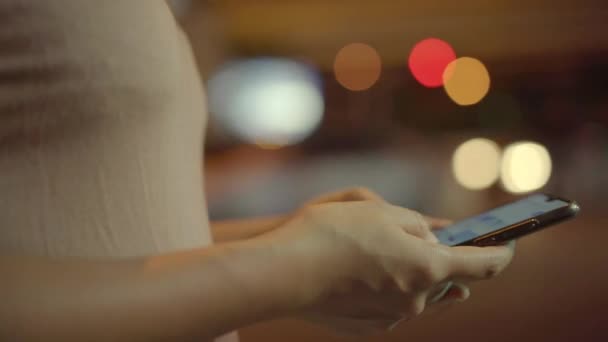 Mladá Cestovatel Asijské Žena Pomocí Aplikace Pro Volání Taxi Dostat — Stock video