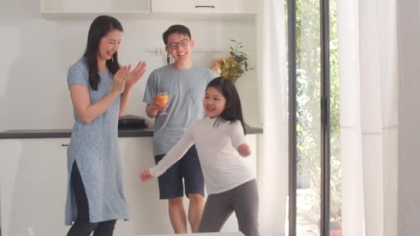 Glad Ung Asiatisk Familj Lyssnar Musik Och Dansar Efter Frukost — Stockvideo