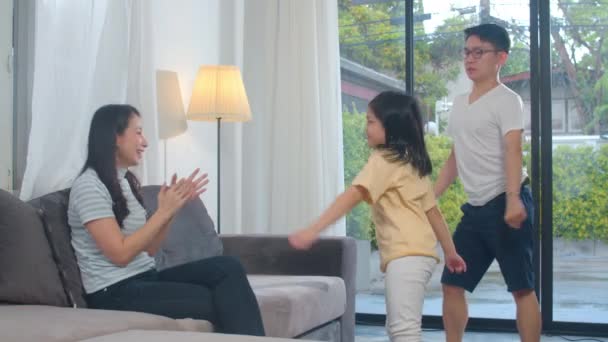 Счастливая Молодая Азиатская Семья Слушает Музыку Танцует Дома Диване Китайская — стоковое видео
