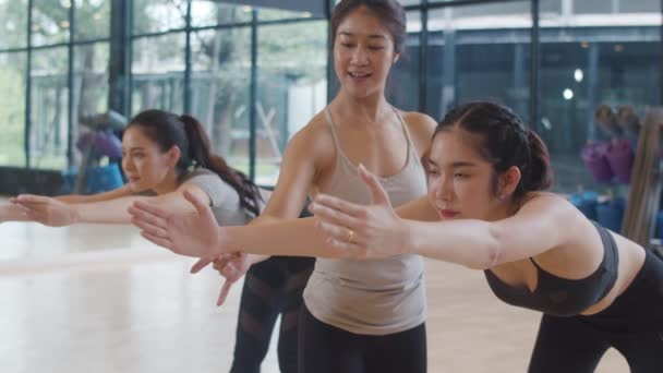 Jovens Asiáticos Desportivos Praticando Aula Ioga Com Instrutor Ásia Grupo — Vídeo de Stock