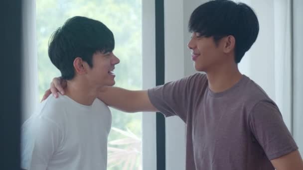 Pareja Gay Asiática Pie Abrazándose Cerca Ventana Casa Jóvenes Asiáticos — Vídeo de stock