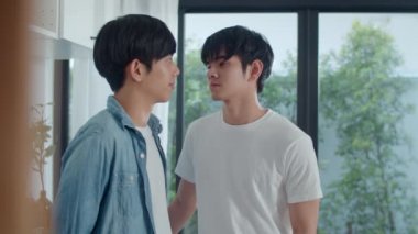 Asyalı eşcinsel çift evde ayakta ve sarılma odasında. Genç yakışıklı Lgbtq + erkekler mutluluk öpücüğü. Birlikte dinlenin. Sabah konseptinde modern mutfakta romantik zaman geçirin..