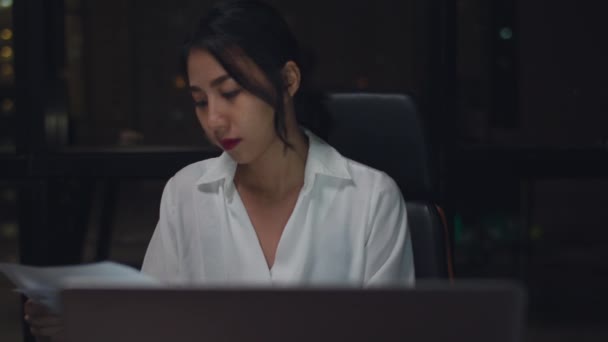 千年年轻的中国女商人由于笔记本电脑在现代小办公室的会议室里的项目研究问题 深夜工作压力很大 亚洲人职业倦怠综合征 慢动作 — 图库视频影像
