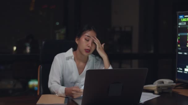 Millennial Jonge Chinese Zakenvrouw Werken Avonds Laat Stress Uit Met — Stockvideo