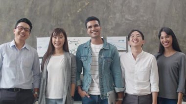 Başarılı yaratıcı iş adamı ve iş kadını portresi. Modern ofis işyerinde kameraya bakıp gülümseyen gündelik kıyafetler. Başlangıçta Asya 'nın çeşitli erkek ve dişileri bir arada duruyor..