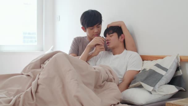 漂亮的亚洲同性恋夫妇在床上聊天 年轻的亚洲Lgbtq 男人快乐地在一起放松地休息 在现代住宅卧室里醒来后度过一段浪漫的时光 这是早上的概念 — 图库视频影像