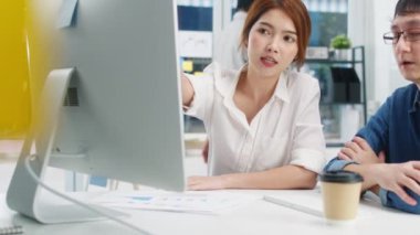 Asyalı genç işadamı ve iş kadınlarından oluşan Milenyum grubu küçük modern şehir ofisinde. Japon erkek patron yönetici stajyer öğretmen ya da yeni çalışan Koreli kız zor görevlere yardım ediyor..