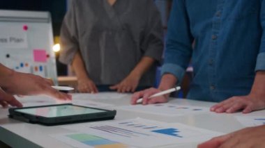 Milenyum Asyalı iş adamları ve iş kadınları yeni evrak projeleri hakkında fikir alışverişinde bulunuyorlar. İş arkadaşları birlikte çalışıyorlar. Başarı stratejisi planlıyorlar..