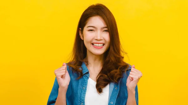 Portrett Ung Asiatisk Dame Med Positivt Uttrykk Glad Spennende Kledd – stockfoto