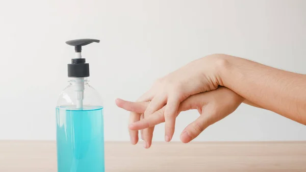 Aziatische Vrouw Met Behulp Van Alcohol Gel Hand Ontsmettingsmiddel Wassen — Stockfoto