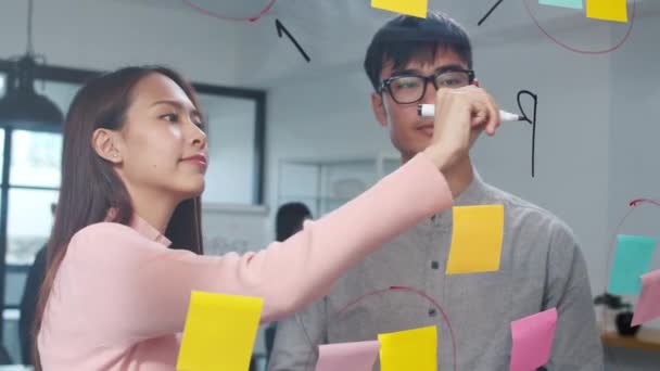 Grupo Jóvenes Empresarios Ideas Lluvia Ideas Trabajando Juntos Compartiendo Datos — Vídeo de stock