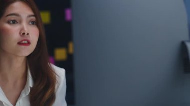 Bilgisayar kullanan Asyalı iş kadını, gece evde çalışırken iş arkadaşlarıyla video görüşmesinde planlar hakkında konuşuyor. Kişisel izolasyon, sosyal uzaklık, koronavirüsü önlemek için karantina.