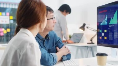 Asyalı genç işadamı ve iş kadınlarından oluşan Milenyum grubu küçük modern şehir ofisinde. Japon erkek patron yönetici stajyer öğretmen ya da yeni çalışan Koreli kız zor görevlere yardım ediyor..