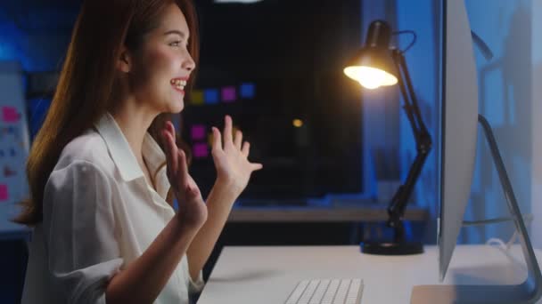 Ασία Επιχειρηματίας Χρησιμοποιώντας Υπολογιστή Μιλούν Τους Συναδέλφους Για Σχέδιο Στην — Αρχείο Βίντεο