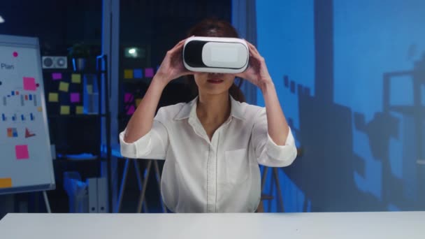 Junge Asiatische Designerin Mit Brille Virtual Reality Testet Mobile App — Stockvideo