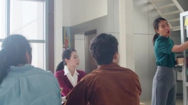 Asya 'lı genç yaratıcı insanlar, modern ofiste iş sunumu fikirlerini mobil uygulama yazılım tasarımı projesini yürüten beyin fırtınası fikirleriyle buluşuyor. İş arkadaşı takım çalışması konsepti