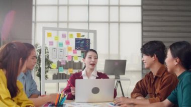 Zeki ve yaratıcı insanlardan oluşan çok ırklı bir grup modern ofiste el sıkışırken ve gülümserken iş konuşuyorlar. Ortak işbirliği, iş arkadaşı takım çalışması konsepti.