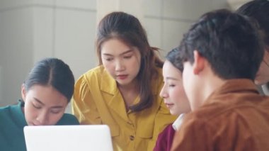 Zeki ve yaratıcı insanlardan oluşan çok ırklı bir grup modern ofiste iş beyin fırtınası fikirlerle mobil uygulama yazılım tasarımı projesini tartışıyor. İş arkadaşı takım çalışması konsepti.