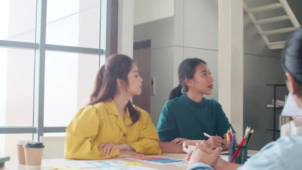 Grupo Jóvenes Creativos Asia Ropa Casual Inteligente Discutiendo Negocios Celebran — Vídeos de Stock