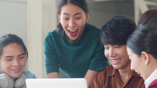 Grupo Jóvenes Creativos Asia Ropa Casual Inteligente Discutiendo Negocios Celebran — Vídeos de Stock