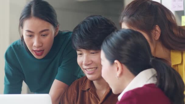 Grupo Jóvenes Creativos Asia Ropa Casual Inteligente Discutiendo Negocios Celebran — Vídeos de Stock