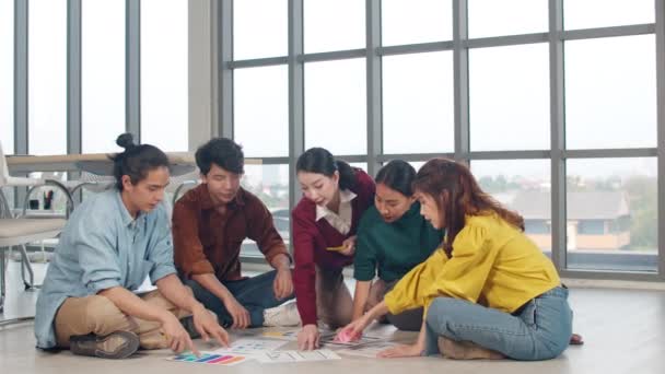 아시아의 창의적 사람들은 사업적 브레인스토밍과 모바일 애플리케이션 소프트웨어 계획에 토론하는 — 비디오