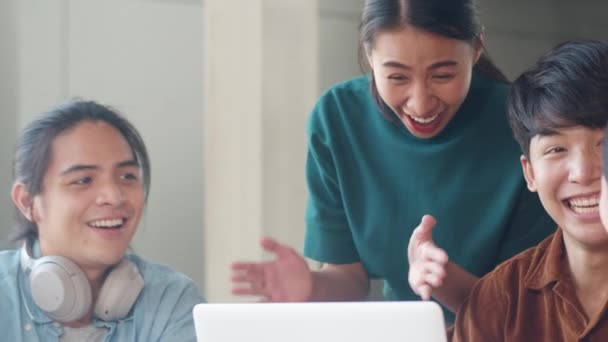 アジアの若者の創造的なグループスマートカジュアルウェアビジネスを議論する人々は幸せと契約やオフィスでの契約を締結した後 5を与える祝う 同僚のチームワークの概念 — ストック動画
