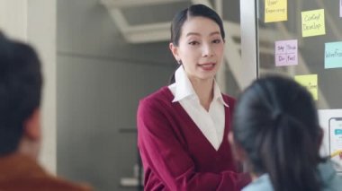 Asya 'lı genç yaratıcı insanlar, modern ofiste iş sunumu fikirlerini mobil uygulama yazılım tasarımı projesini yürüten beyin fırtınası fikirleriyle buluşuyor. İş arkadaşı takım çalışması konsepti