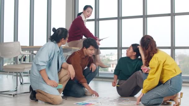 아시아의 창의적 사람들은 사업적 브레인스토밍과 모바일 애플리케이션 소프트웨어 계획에 토론하는 — 비디오