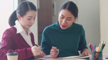 Bir grup Asya 'lı genç yaratıcı Japon kadın patron stajyer öğretmen ya da modern ofiste zor görevlere yardım eden yeni çalışan İspanyol kız. İş arkadaşı takım çalışması konsepti.