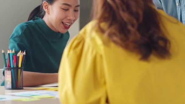 Grupo Multirracial Jóvenes Creativos Ropa Casual Inteligente Discutiendo Ideas Reuniones — Vídeo de stock