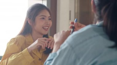 Kampüste şık giyinmiş bir grup genç üniversite öğrencisi. Arkadaşlar toplantı hakkında konuşuyor ve iş fikirlerini tartışıyorlar modern ofiste yeni tasarım projesi. İş arkadaşı takım çalışması, başlangıç konsepti.