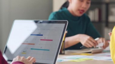 Zeki ve yaratıcı insanlardan oluşan çok ırklı bir grup modern ofiste iş beyin fırtınası fikirlerle mobil uygulama yazılım tasarımı projesini tartışıyor. İş arkadaşı takım çalışması konsepti.