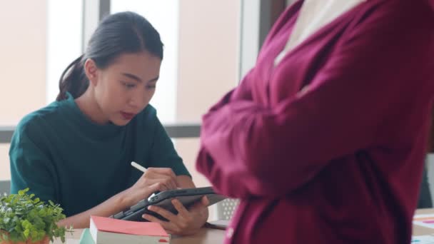 Exitoso Ejecutivo Asia Joven Empresaria Elegante Casual Desgaste Dibujo Escritura — Vídeos de Stock