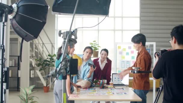 비디오 프로덕션 뒤에는 아시아 창의적 사람들을 촬영하는 있습니다 모바일 애플리케이션 — 비디오