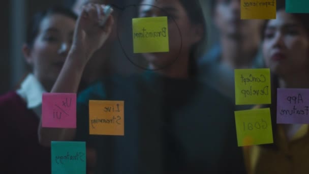 Asya Genç Yaratıcı Insanlar Görüşmelerini Tartışıyor Birlikte Çalışıyor Verileri Paylaşıyor — Stok video