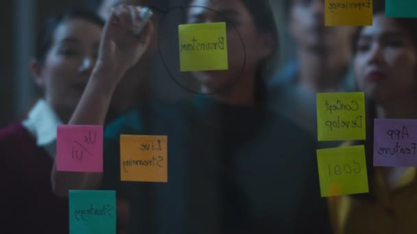 Asia Jóvenes Creativos Discutiendo Negocios Reunión Lluvia Ideas Trabajando Juntos — Vídeo de stock