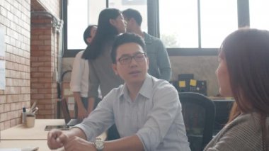 Asyalı genç işadamı ve iş kadınlarından oluşan Milenyum grubu küçük modern şehir ofisinde. Japon erkek patron yönetici stajyer öğretmen ya da yeni çalışan Koreli kız zor görevlere yardım ediyor..