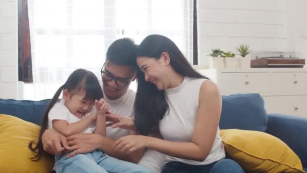 Feliz Alegre Família Asiática Pai Mãe Filha Divertindo Abraçando Brincando — Vídeo de Stock