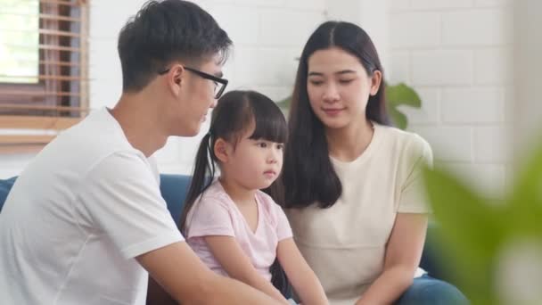 自宅で誕生日を祝う頬にキスを受け入れる幸せなアジアの家族のお父さん お母さんと娘 自己分離 自宅に滞在 社会的距離 コロナウイルスの予防のための隔離 — ストック動画
