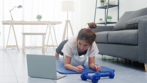 Młoda Dama Ćwiczeniach Odzieżą Sportową Ćwiczy Deskach Rozciągniętą Nogą Używa — Wideo stockowe