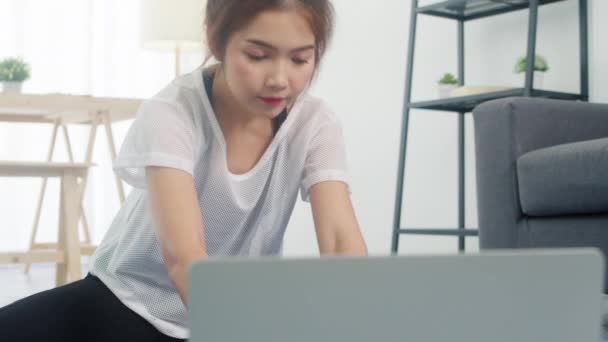 Młoda Koreanka Ćwicząca Odzież Sportową Ćwicząca Używająca Laptopa Oglądania Wideo — Wideo stockowe