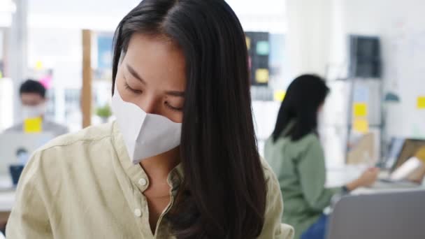 Empresaria Asia Que Usa Mascarilla Médica Para Distanciamiento Social Una — Vídeo de stock